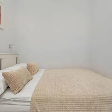 Beige Near Fabryczna Perfect For Remote Work By Renters Łódź