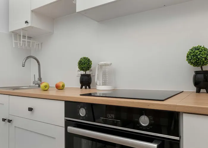 Beige Near Fabryczna Perfect For Remote Work By Renters 아파트 *