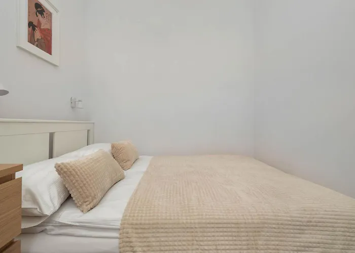 Beige Near Fabryczna Perfect For Remote Work By Renters Łódź