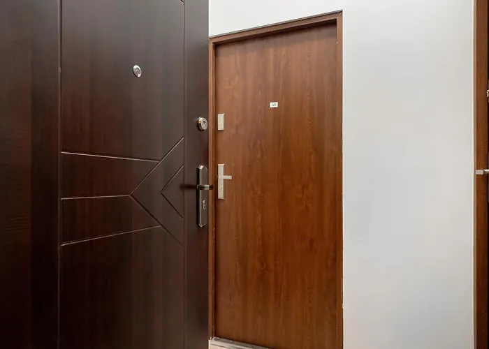 Beige Near Fabryczna Perfect For Remote Work By Renters 아파트 *